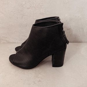Steve Madden ⭐️NEW⭐️ open toe booties!